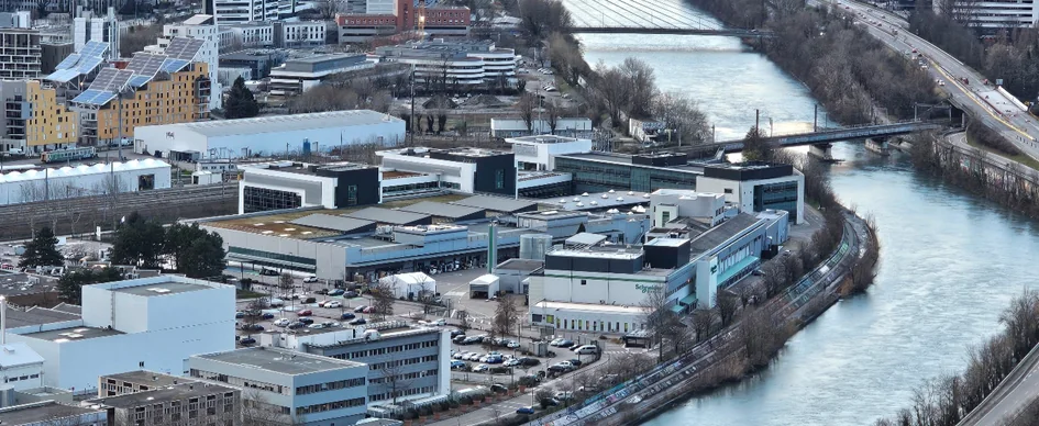 Vue aérienne du site Schneider Electric Technopole à Grenoble, au bord de l'Isère