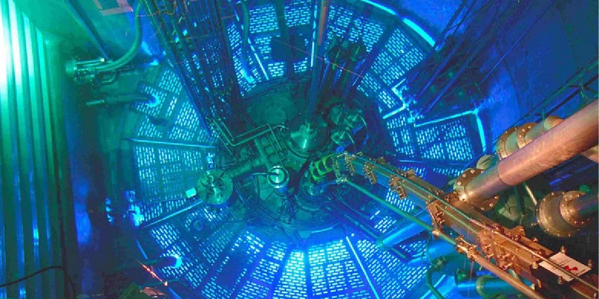 Vue du réacteur de l’ILL, lumière bleue produite par l’effet Tcherenkov.